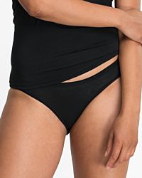 Model trägt Minislip in schwarz aus der Serie Take two, Ansicht von vorne.