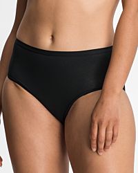 Model trägt Midislip in schwarz aus der Serie Take two, Ansicht von vorne.