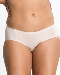 Model trägt Low Hip in honey aus der Serie Take two, Ansicht von vorne.