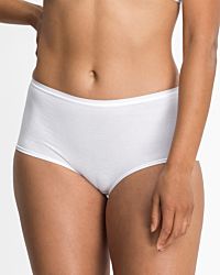 Model trägt Pant in weiß aus der Serie Take two, Ansicht von vorne.