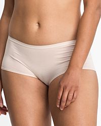 Model trägt Pant in honey aus der Serie Take two, Ansicht von vorne.