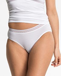 Model trägt Bikinislip in weiß aus der Serie Feelin'fine, Ansicht von vorne.