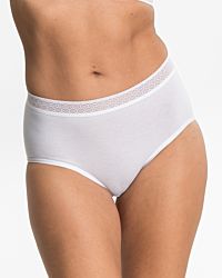 Model trägt Midislip in weiß aus der Serie Feelin'fine, Ansicht von vorne.