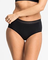 Model trägt Midislip in schwarz aus der Serie Feelin'fine, Ansicht von vorne.