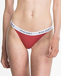 Model trägt Tanga in pepper aus der Serie Logo Lover, Ansicht von vorne.