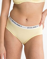 Model trägt Pant in zitrone aus der Serie Logo Lover, Ansicht von vorne.