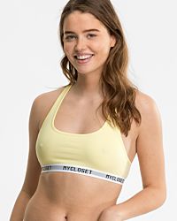 Model trägt Bustier Racerback in zitrone aus der Serie Logo Lover, Ansicht von vorne.