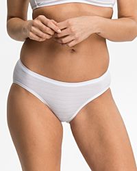 Model trägt Bikinislip in weiß aus der Serie Cotton&More, Ansicht von vorne.