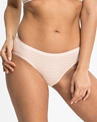 Model trägt Bikinislip in honey aus der Serie Cotton&More, Ansicht von vorne.