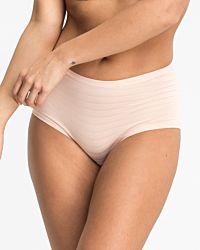 Model trägt Pant in honey aus der Serie Cotton&More, Ansicht von vorne.