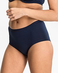 Model trägt Pant in blueberry aus der Serie Cotton&More, Ansicht von vorne.