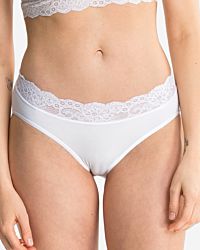 Model trägt Bikinislip in weiß aus der Serie Sensuelle Lace, Ansicht von vorne.