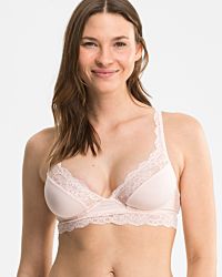 Model trägt Bügel BH Longline in lychee aus der Serie Sensuelle Lace, Ansicht von vorne.