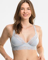 Model trägt Bügel BH Longline in silbergrau aus der Serie Sensuelle Lace, Ansicht von vorne.