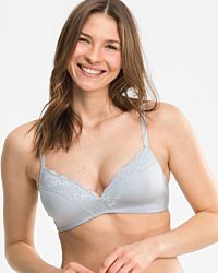 Model trägt Schalen BH non wired in silbergrau aus der Serie Sensuelle Lace, Ansicht von vorne.