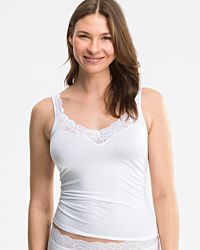 Model trägt Achselhemd in weiß aus der Serie Sensuelle Lace, Ansicht von vorne.