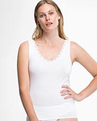 Model trägt Achselhemd in weiß aus der Serie Britta, Ansicht von vorne.