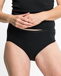 Model trägt Maxislip in schwarz aus der Serie Silke, Ansicht von vorne.