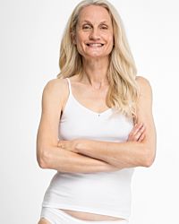 Model trägt Hemd in weiß aus der Serie Silke, Ansicht von vorne.