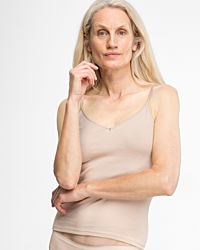 Model trägt Hemd in honey aus der Serie Silke, Ansicht von vorne.