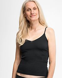 Model trägt Hemd in schwarz aus der Serie Silke, Ansicht von vorne.