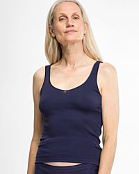 Model trägt Achselhemd in blueberry aus der Serie Silke, Ansicht von vorne.