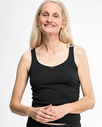 Model trägt Achselhemd in schwarz aus der Serie Silke, Ansicht von vorne.