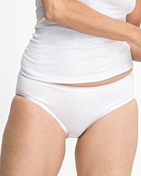 Model trägt Hüftslip in weiß aus der Serie Sofia, Ansicht von vorne.