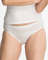 Model trägt Hüftslip in elfenbein aus der Serie Sofia, Ansicht von vorne.