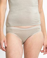 Model trägt Minislip in ginger mélé aus der Serie Swenja, Ansicht von vorne.