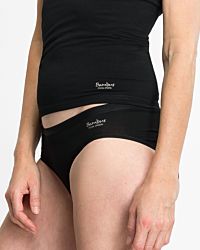 Model trägt Minislip in schwarz aus der Serie Swenja, Ansicht von vorne.