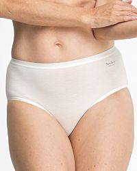 Model trägt Midislip in elfenbein aus der Serie Swenja, Ansicht von vorne.