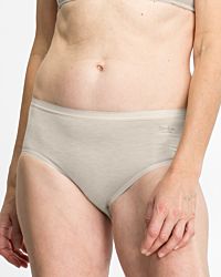 Model trägt Midislip in ginger mélé aus der Serie Swenja, Ansicht von vorne.