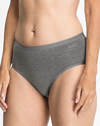 Model trägt Midislip in grau mélé aus der Serie Swenja, Ansicht von vorne.