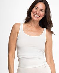 Model trägt Achselhemd in elfenbein aus der Serie Swenja, Ansicht von vorne.