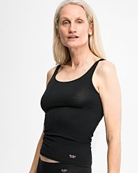 Model trägt Achselhemd in schwarz aus der Serie Swenja, Ansicht von vorne.