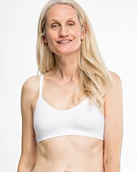 Model trägt Soft BH gemoldet in weiß aus der Serie Sally, Ansicht von vorne.