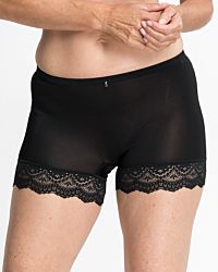 Model trägt Pant in schwarz aus der Serie Stella, Ansicht von vorne.