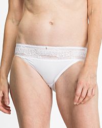 Model trägt Bikinislip in weiß aus der Serie Silvana, Ansicht von vorne.