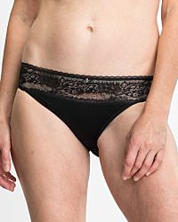 Model trägt Bikinislip in schwarz aus der Serie Silvana, Ansicht von vorne.