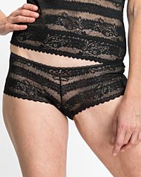 Model trägt Pant in schwarz aus der Serie Silvana, Ansicht von vorne.