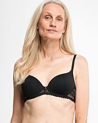 Model trägt Schalen BH mit Bügel in schwarz aus der Serie Silvana, Ansicht von vorne.