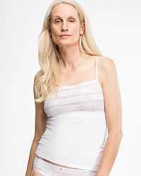 Model trägt Hemd in weiß aus der Serie Silvana, Ansicht von vorne.