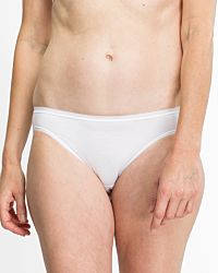 Model trägt Jazzpant in weiß aus der Serie Sally, Ansicht von vorne.