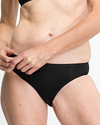 Model trägt Jazzpant in schwarz aus der Serie Sally, Ansicht von vorne.