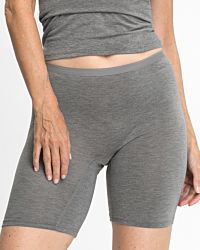 Model trägt Longpant in grau mélé aus der Serie Swenja, Ansicht von vorne.