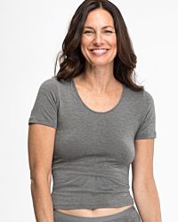 Model trägt Hemd 1/4 Arm in grau mélé aus der Serie Swenja, Ansicht von vorne.