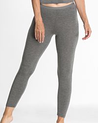 Model trägt Lange Hose in grau mélé aus der Serie Swenja, Ansicht von vorne.