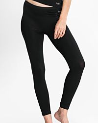 Model trägt Lange Hose in schwarz aus der Serie Swenja, Ansicht von vorne.
