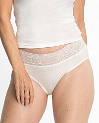 Model trägt Midislip in elfenbein aus der Serie Sofia Lace, Ansicht von vorne.